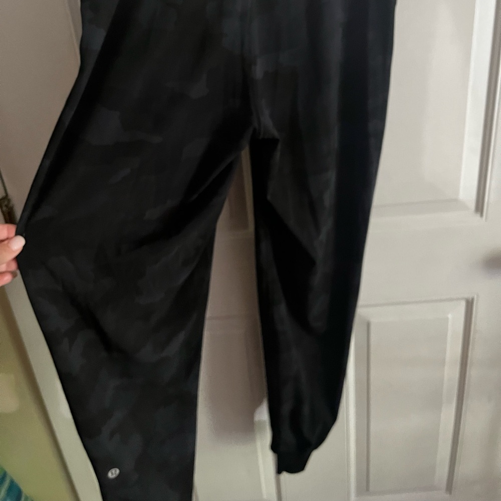 Joggers Lululemon. Worn once. Size 10